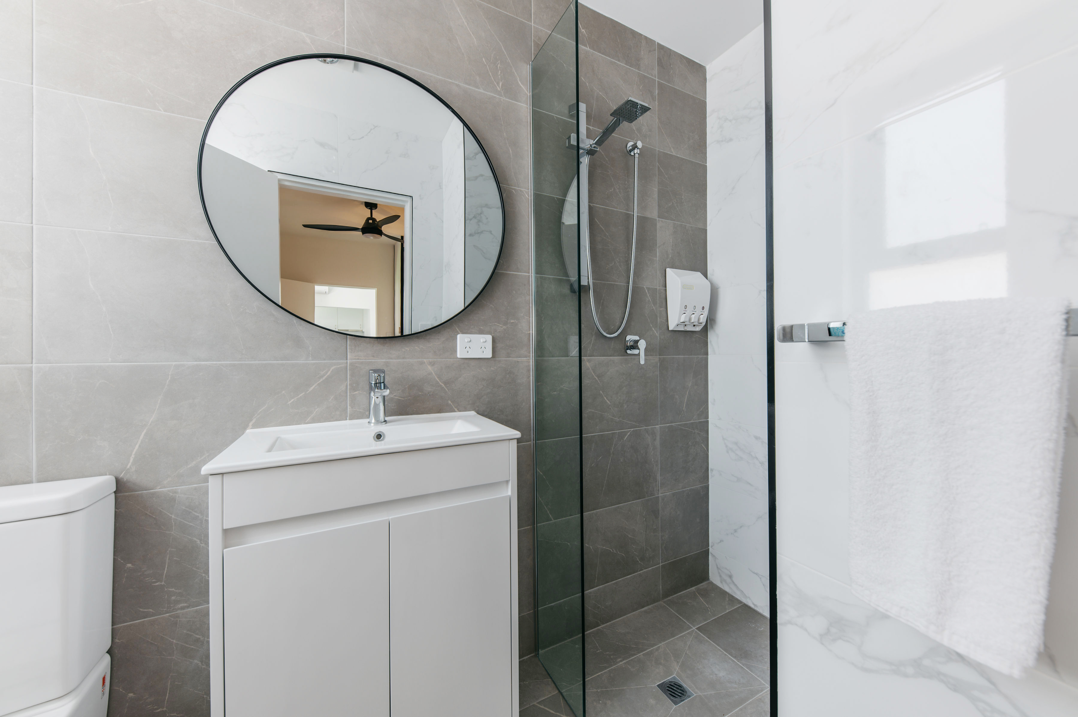 AP1-008_O2W5311-HDR.jpg (1)